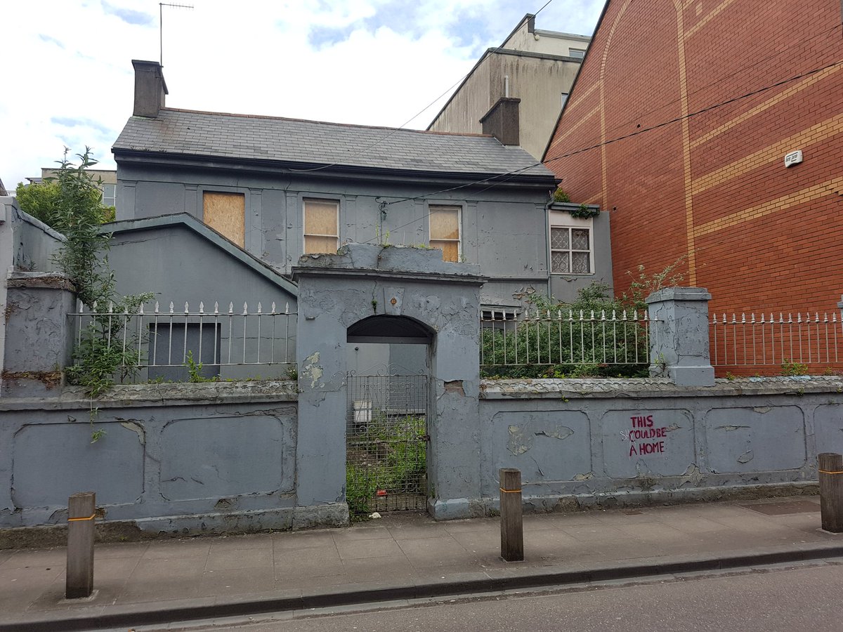 another historic empty property in  #cork city centre with so much character, someone's home, be lovely see it restored, lived in, life, play, families, children  #Homeless  #socialcrime  #Ireland  #inequality  #programmeforgovernment  @CorkHealthyCity  @corkcitycouncil  #citiesforpeople