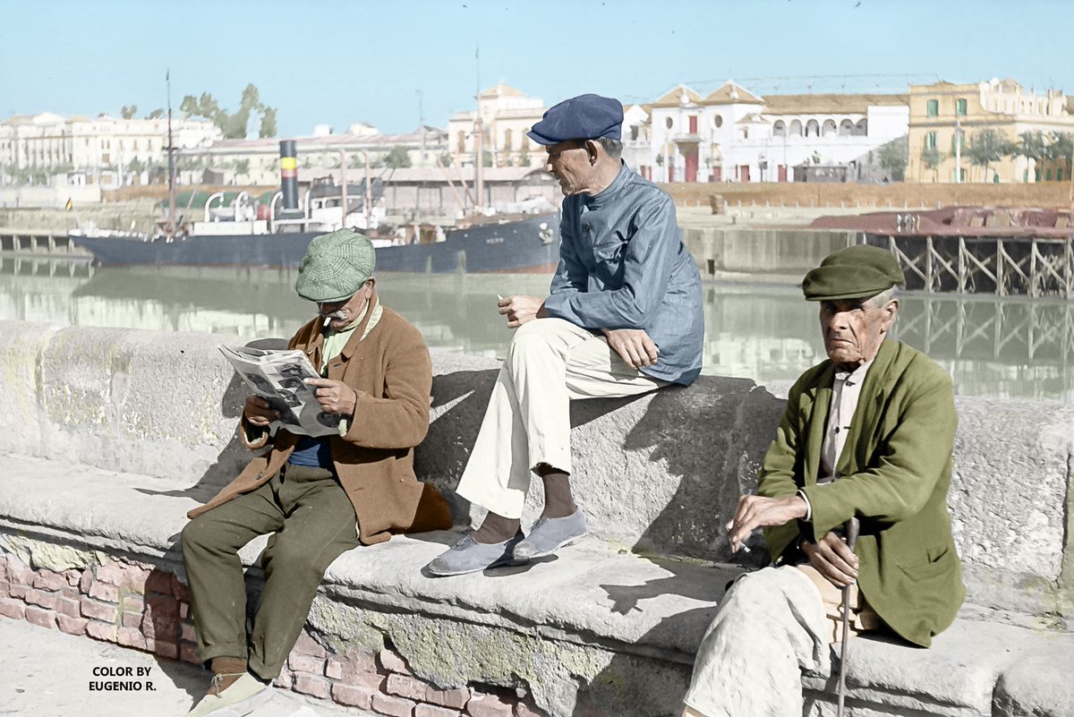 Eugenio_R_'s tweet photo. Abuelos tomando el sol. Antigua imagen la calle Betis. Sevilla. https://t.co/tJCRfCCAo2