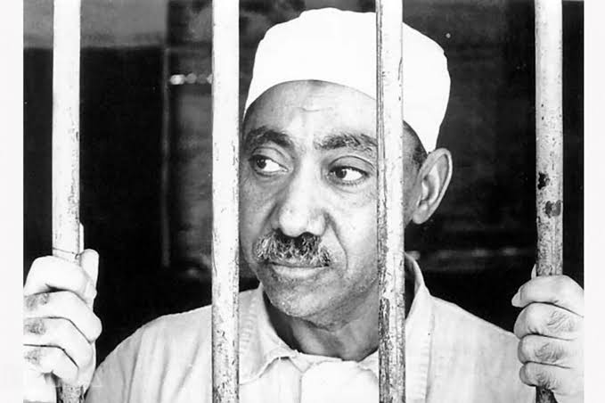 4) Prens Zayed, İhvanı terör örgütü ilan edip kendi ülkesinde İhvanı destekleyenleri hapse atıp öldürdü. İhvanın liderlerinden olan Hasan El Benna ve Seyyit Kutup kitaplarını yasaklattı. Çevre ülkelerde İhvancılara yönelik suikastlar yaptırdı.
