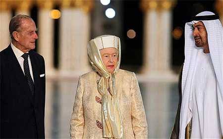 16) Zayed ailesi İngiltere Kraliçesi, ABD ve siyonistlerle ortak hareket etmektedir. Müslüman Kardeşleri, Hamas’ı ve Dünya Müslüman Ailemler Birliği ile birliğin başkanı Yusuf el Kardavi’yi terörist ilan etmeleri bile ailenin islam dünyasına bakışını yansıtmaktadır.