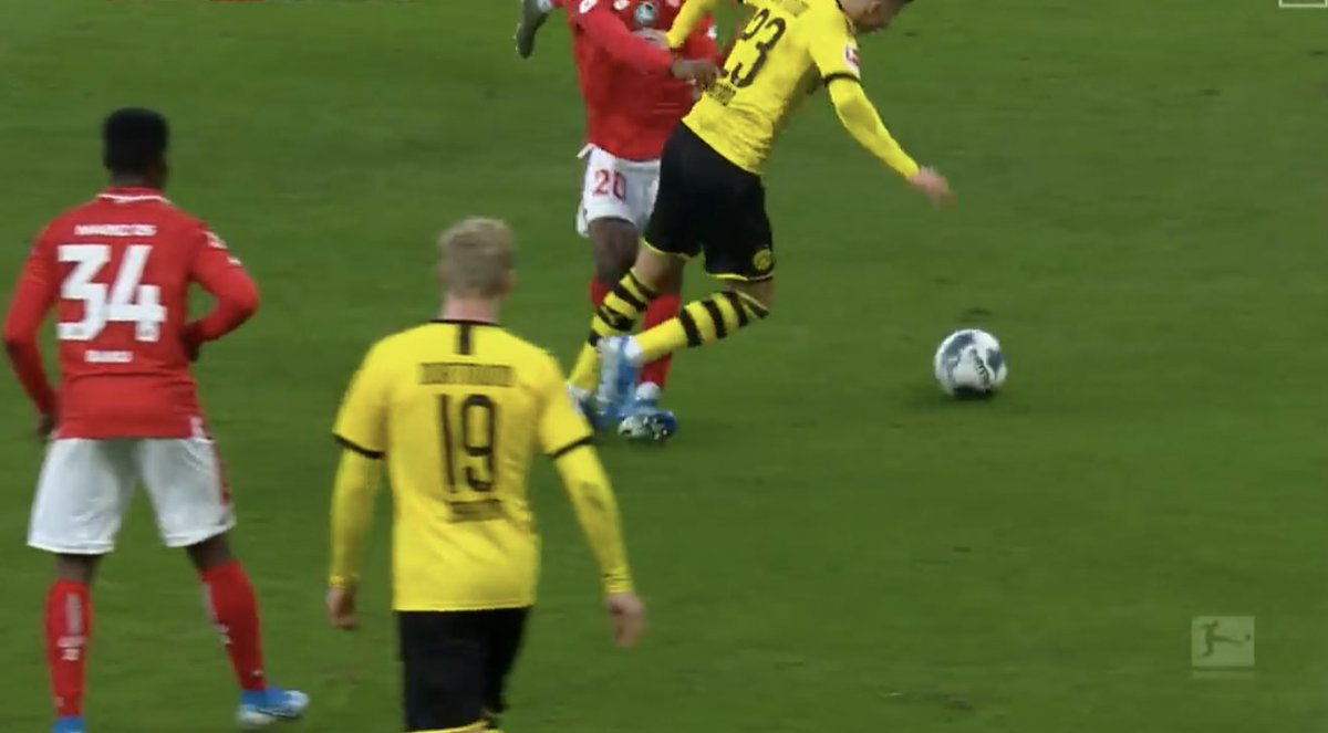 MD 15: Mainz vs. DortmundFirst a clear handball, then Reus got pulled, then Hazard got fouled.VAR didn't intervene once.Probably the funniest half of refereeing I've seen so far.