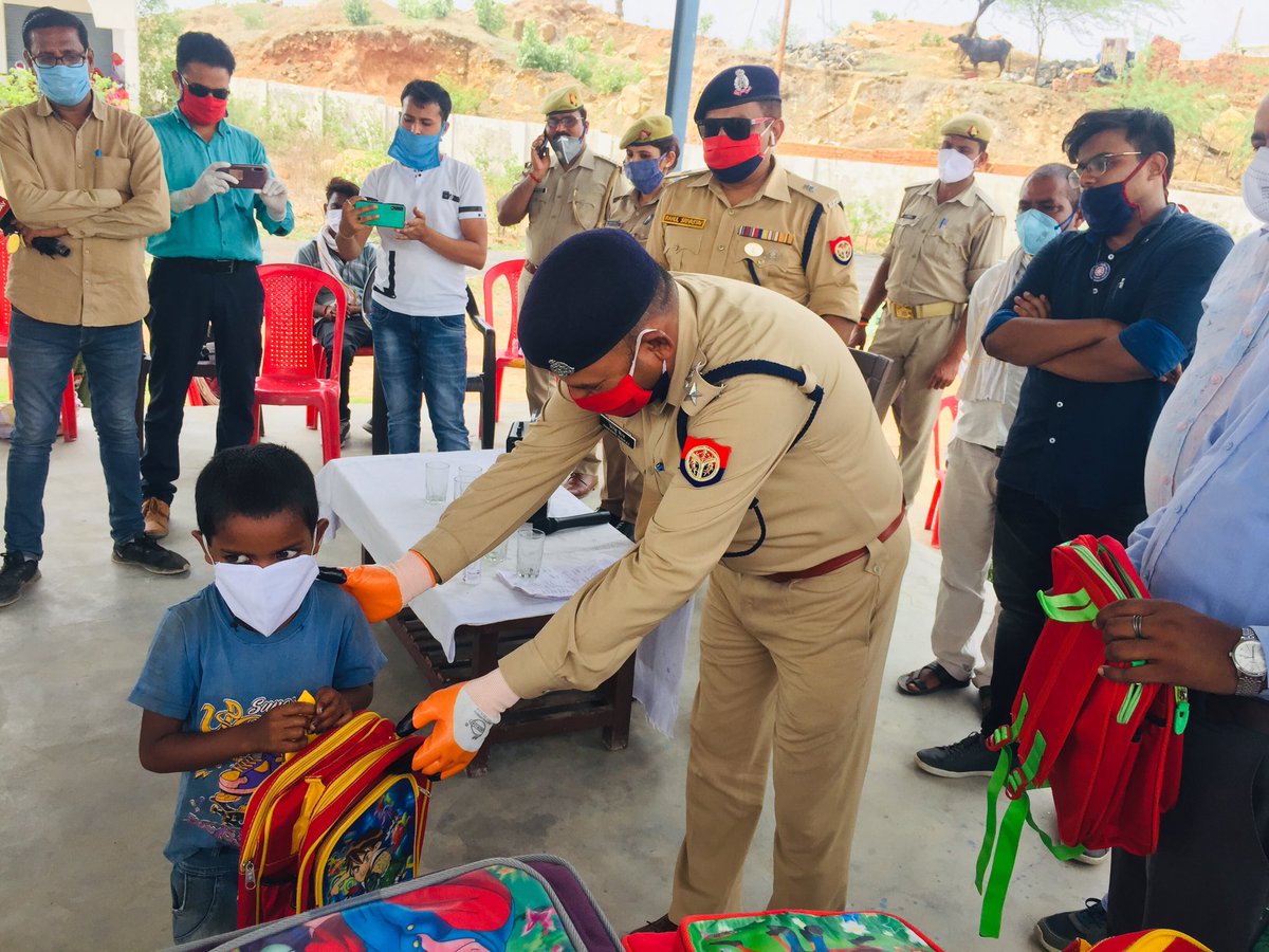RohitPrajapatiE's tweet photo. NSSऔर झाँसी-पुलिस ने गढ़मऊ गाँव को गोद लिया।प्रवासियों के बच्चों को साक्षर बनाने का संकल्प लिया-गाँव और शहर की दूरियों को बाँटते चलो,उसी दिशा में बढ़ने का छोटा-सा प्रयास@nssjhansi @NSSRDLucknow @munnatiwaribu @MUHAMMADNAYIM @VillageGarhmau @mainbhikhaki @upcoprahul @jhansipolice https://t.co/6T403pTCF1