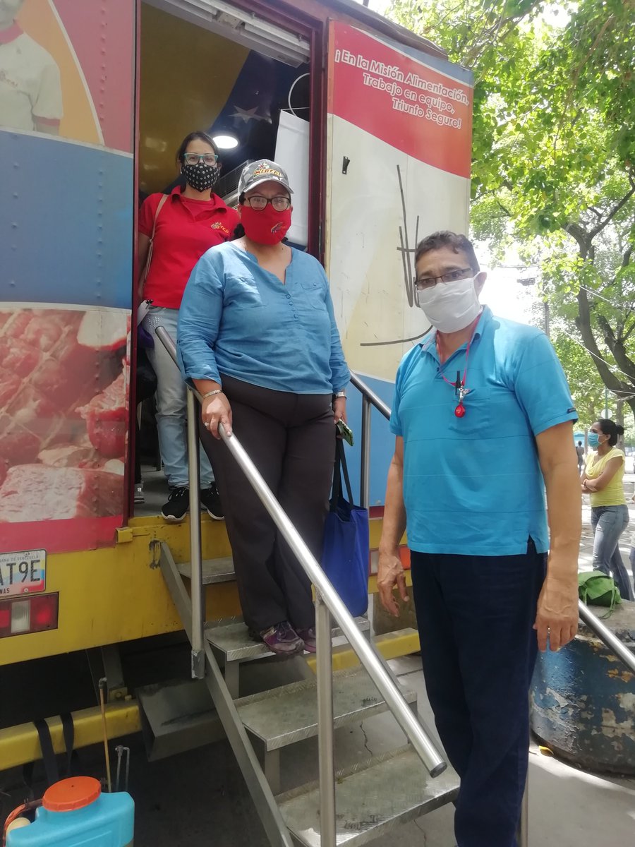 AdolfoPadronD's tweet photo. Gerente de Salud, jefa del servicio médico nacional y gerente comunicacional, en el valle inspeccionando módulo #labodegavaalacasa https://t.co/CK8PSnHBNn