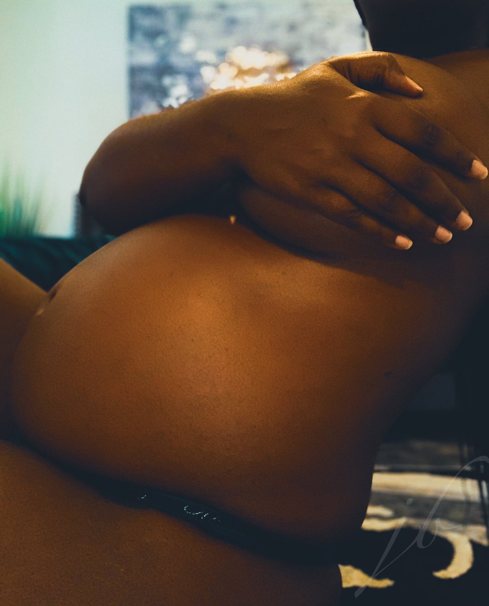 Shes_jaded's tweet photo. “black women were created of brown sugar and warm honey, the sweetest thing to bless the earth.
be wary of anyone who tells you otherwise.” @king______Ken
#jbphotography #whoshotya #art https://t.co/H82uhyDML7