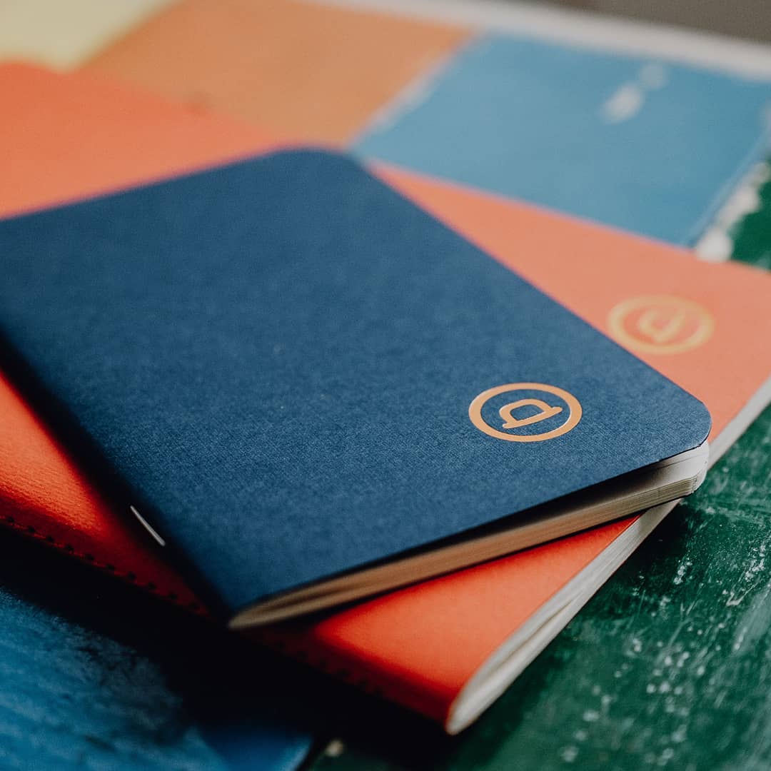 PlataformaLocal's tweet photo. Sr. Cantaloup es una compañía de libretas hechas a mano, donde la estética, el diseño gráfico y la calidad repercute en los valores de la empresa.

#diseñografico #diseño #design #diseñograficocreativo #graphicdesign #art #artlover #arteydecoracion #ilustracion #ilustration https://t.co/QtrgLdRkIR