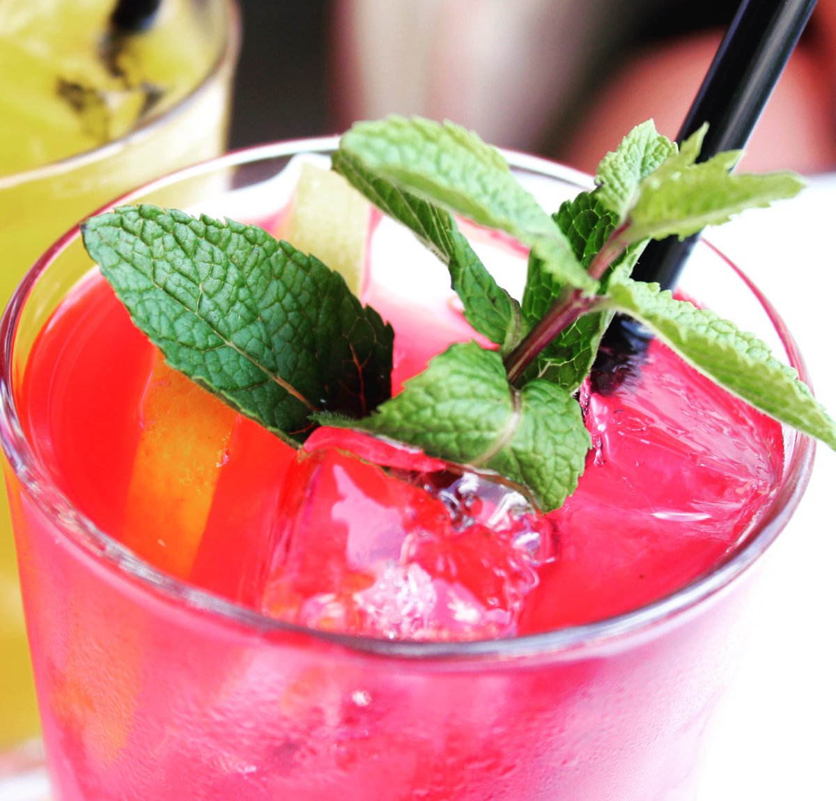 CGrandeTomares's tweet photo. ¿Qué te apetece esta noche?

Te invitamos a probar el mojito de frutos rojos 🍒🍓 o el daiquiri.🍹

Es 🔝🔝🔝 y super fresquito🧊

Esta noche vente a Casa Grande, donde mejor se está del mundo #cocktails #mojito #daiquiri #gintonic #premium  #weekend #Tomares #Aljarafe #Sevilla https://t.co/i9OMC3A3MP