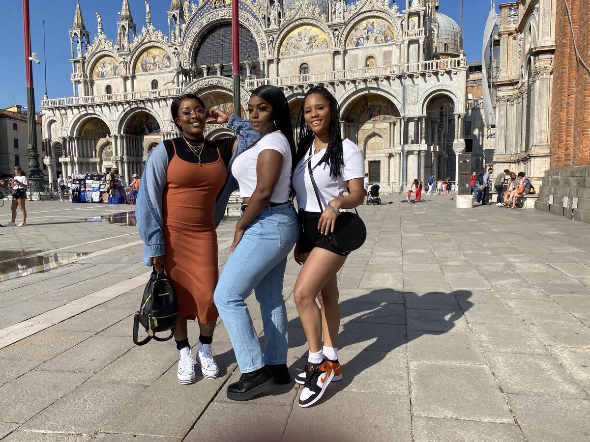Jbellz_'s tweet photo. @TeannaaLW @ambrielmc @twileytm Venice, Italy 🖤 https://t.co/Y8QKBrBt8H