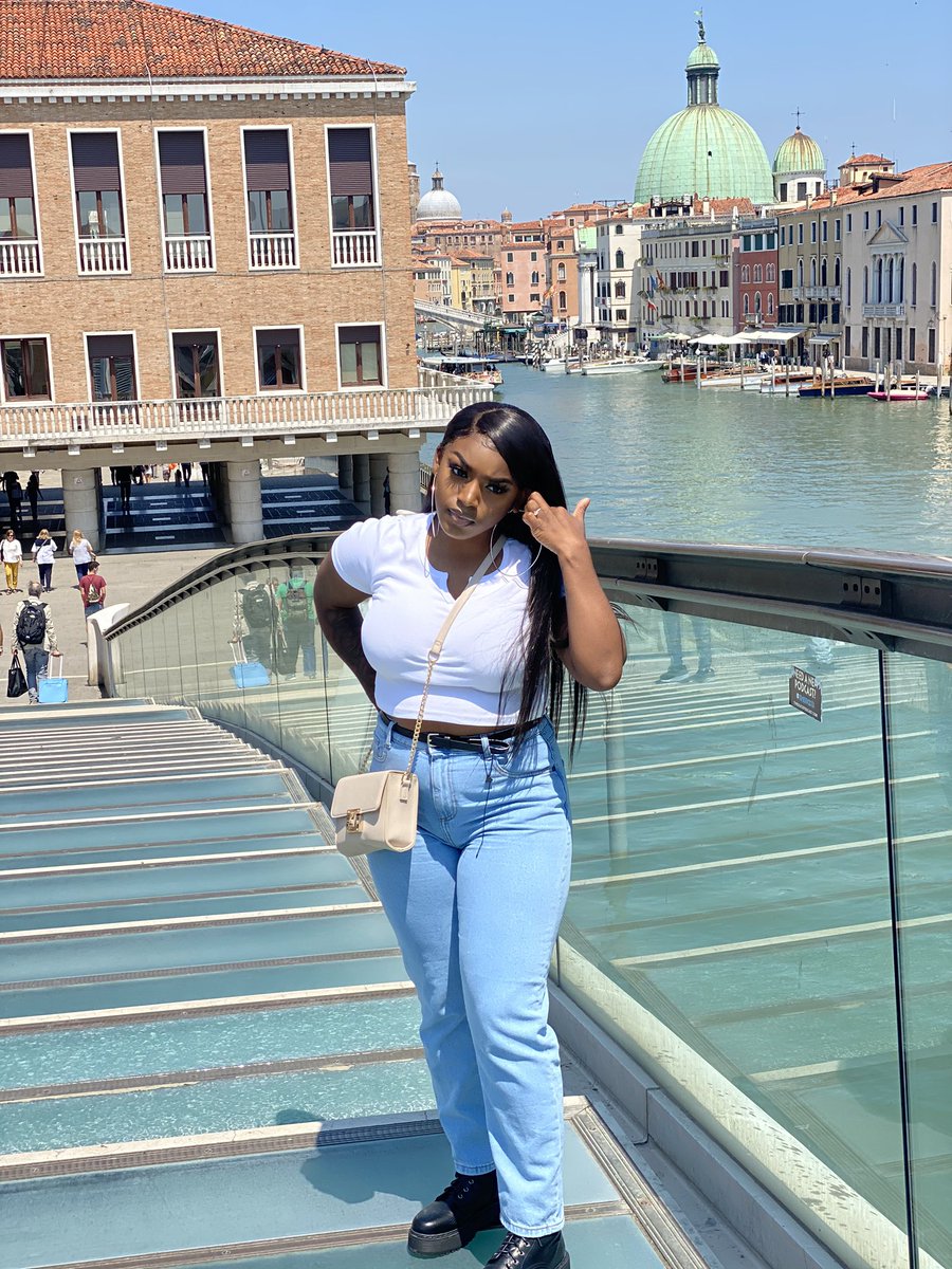 Jbellz_'s tweet photo. @TeannaaLW @ambrielmc @twileytm Venice, Italy 🖤 https://t.co/Y8QKBrBt8H