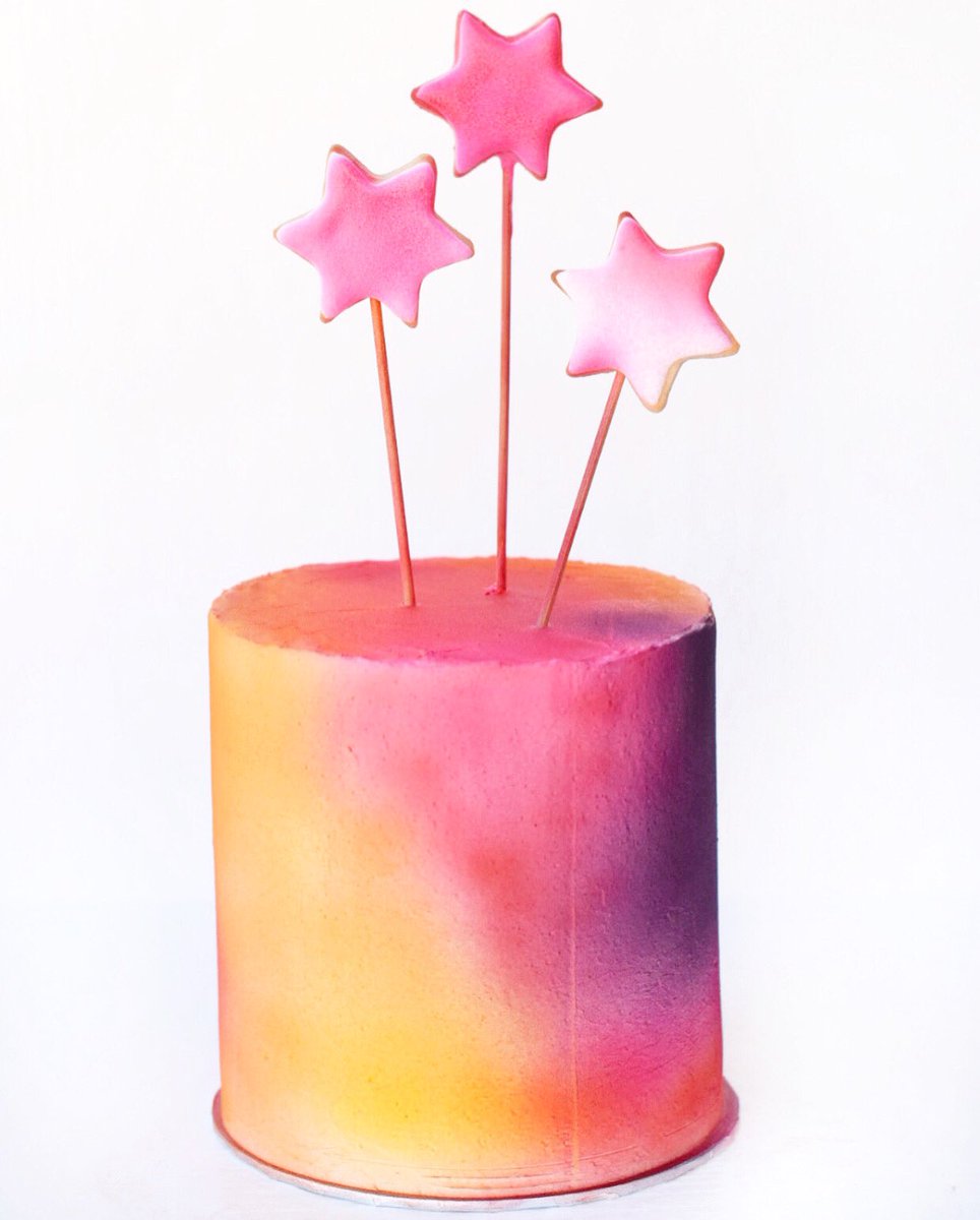 andreamchef3's tweet photo. ⭐️STARS⭐️ una nueva creación layer cake. Rellena con bizcocho de chocolate y buttercream de nutella. B🔥🔥M! Espero os guste! 😜 #layercakes #stars #⭐️ #layercake #airbrush #colorful #fashioneats https://t.co/Nl3Api9J7r