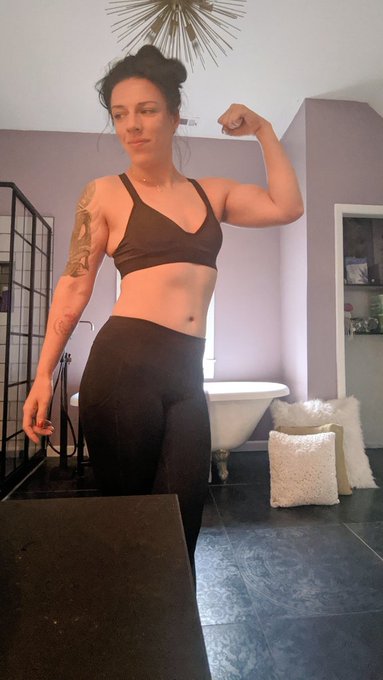 Pre-MMA #wmma #sessionwrestling #femalemuscle https://t.co/TBW2kkI6F4<a href="/tag/wmma"class="tags">#wmma</a><a href="/tag/sessionwrestling"class="tags">#sessionwrestling</a><a href="/tag/femalemuscle"class="tags">#femalemuscle</a>