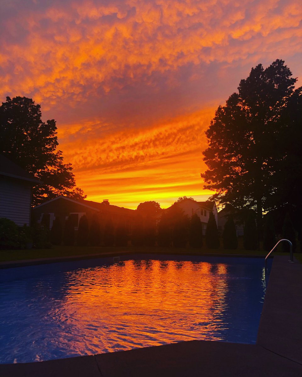 tarajoycetv's tweet photo. Absolutely sun-sational 🌅 💯
.
.
#summer #sunset #longisland #nofo #northfork #lisummer #sunsetphotography #news12 @News12LI @hoffmanrich @SamanthaAugeri @MattHammer12 @WeatherGeoff @RichVonOhlen12 https://t.co/fZ1S7TnOYJ