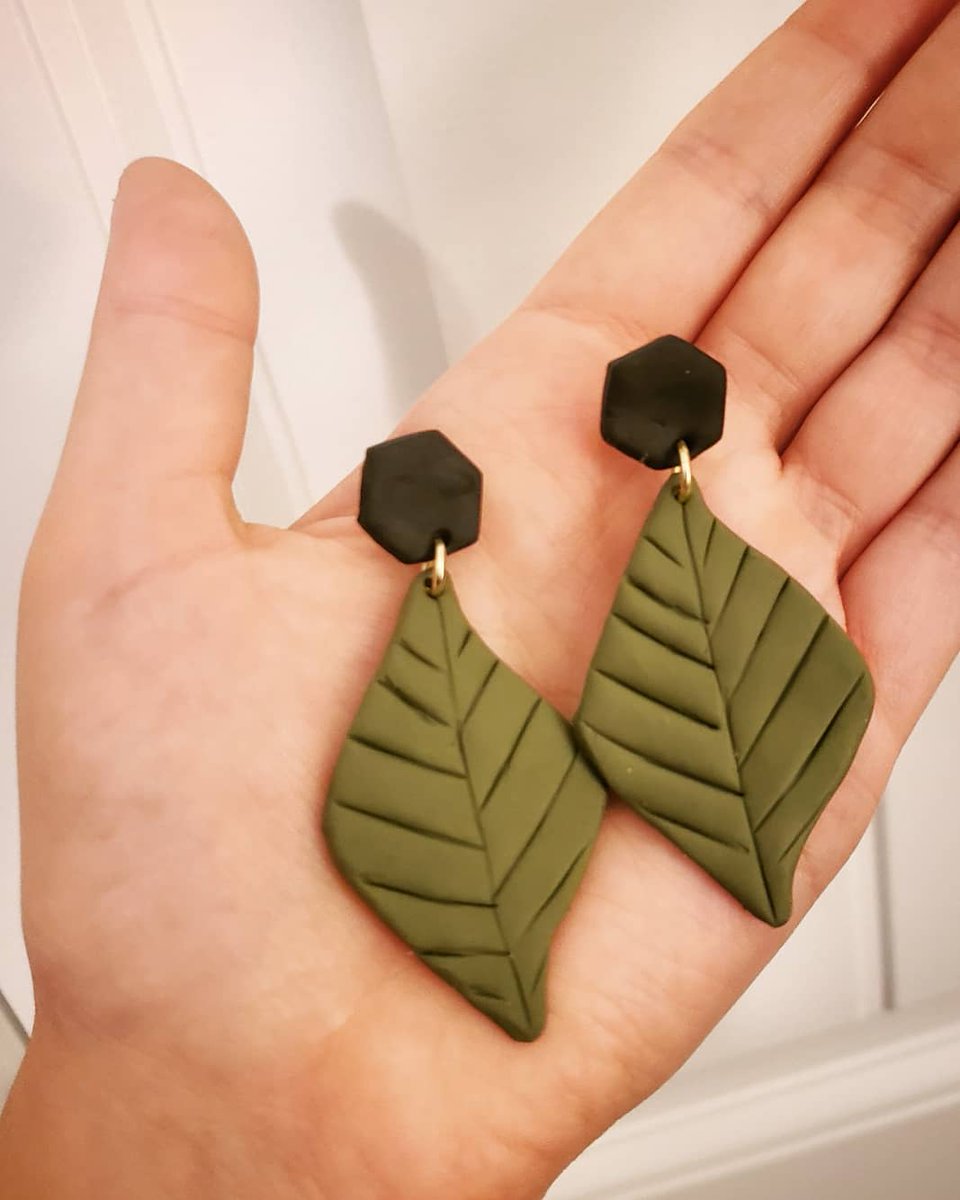 cassandrajo96's tweet photo. A few earrings I've made recently ❤My art page is hellodesign.cb on Instagram! I sell custom polymer clay earrings for $10, among other artsy things ☺ pls check it out if you get a chance and support small businesses 💛💛 https://t.co/nmo25nSior