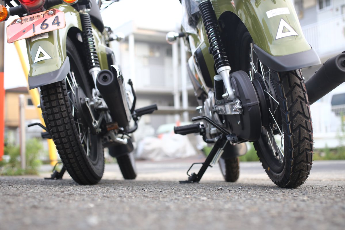 J Boy Motorcycle クロスカブ110のタイヤ比較 ノーマルはirc Gp 5 80 90 17 交換したのは トライアルパターンのshiko Sr241です サイズはf 2 3 4 17 47j 2 75 17相当 R 3 00 17になります リアのボリューム感が全然違いますね そうそう 新しい