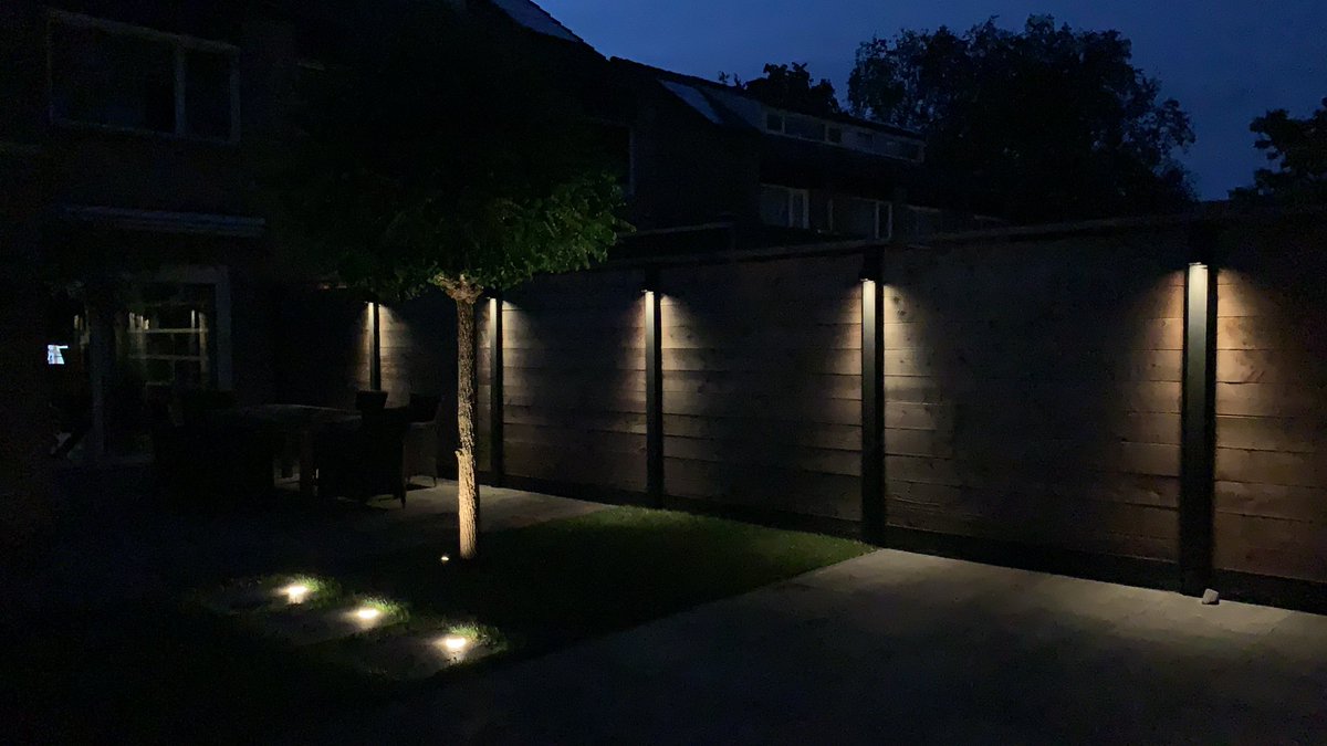 Onze tuin is (eindelijk) klaar! Zit helemaal te genieten hier! Gaaf hoor die <a href="/inlitedesign/">in-lite Outdoor Lighting 🇨🇦🇺🇸</a> lampjes 😍🥰