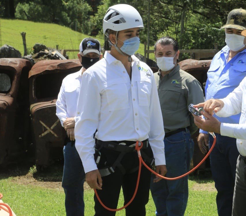 fgcabezadevaca's tweet photo. Atendiendo una petición realizada por los habitantes del ejido San José, de #GómezFarías, quienes operan los servicios turísticos en la zona, realizamos la entrega de 20 equipos de seguridad para la práctica de actividades ecoturísticas en la Reserva de la Biósfera El Cielo. https://t.co/nvNKL0lGEW