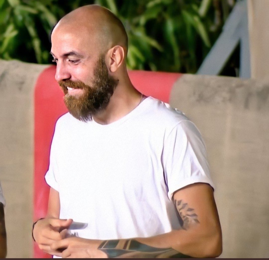 #survivor2020 nin en çok linç yiyen ama şampiyonluğu en çok hak eden yarışmacısı Sercan’dır, şampiyonlukta gözüm yok arabayı kazanırsam yasine hediye edicem diyebilecek ve kazandığı 15 binlik çekin 5 binini yasine verebilecek kadar gönlü bol bi adam❤️
#Sercan #sercanyıldırım