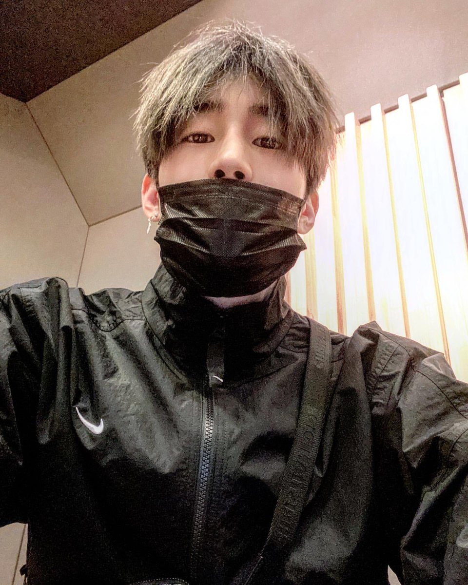 200130 Han Seungwoo Story UpdateHe wasnt lying when he said he barely get out of his studio room..