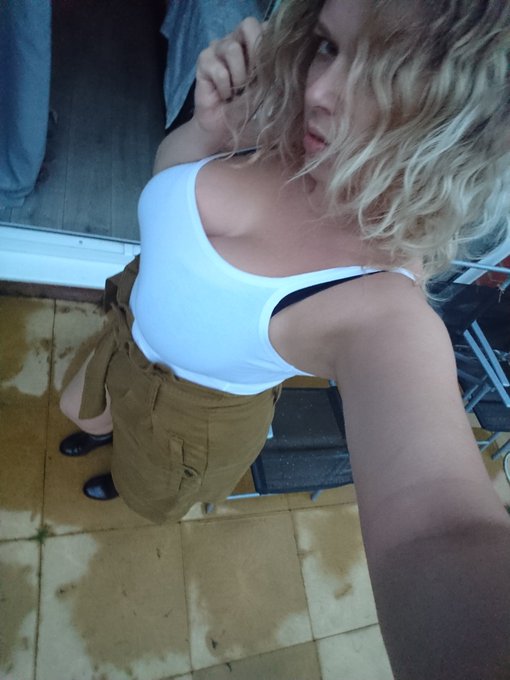 Moi 🖤 Shorts &amp; ankle #boots 😍 both from  &hearts; #topshop See more about me in my bio ✌️ #naturalcurls #nofilter<a href="/tag/boots"class="tags">#boots</a><a href="/tag/topshop"class="tags">#topshop</a><a href="/tag/nofilter"class="tags"><span>#nofilter</span></a><a href="/tag/naturalcurls"class="tags"><span>#naturalcurls</span></a>