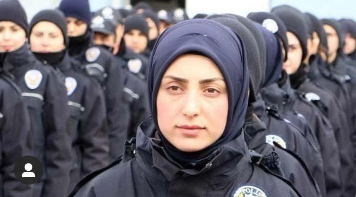 7 sülalem kapalı aralarında tek açık benim.Annemin başörtüsü davası ne olduysa kapalı değilim ama benimde davam oldu. Reis bundan sonra parmağını kıpırdatmasa bile soldaki görüntüden sağdaki görüntüye getirdi ya ölene dek davası davam olur.Konu da tartışmaya kapalı.