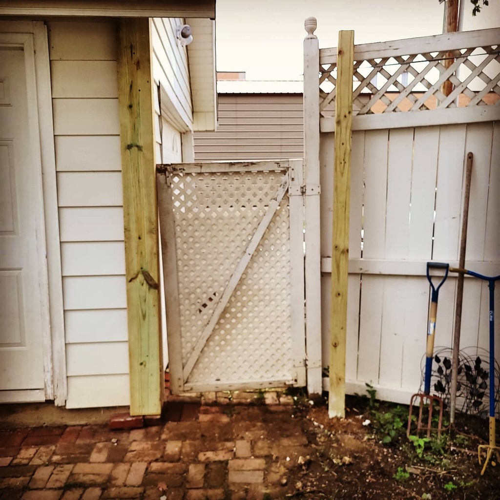 ricjoh's tweet image. Can you guess why I need to rebuild the entryway to my back yard? Hint: new wood is level. #diy #fence #notlevel