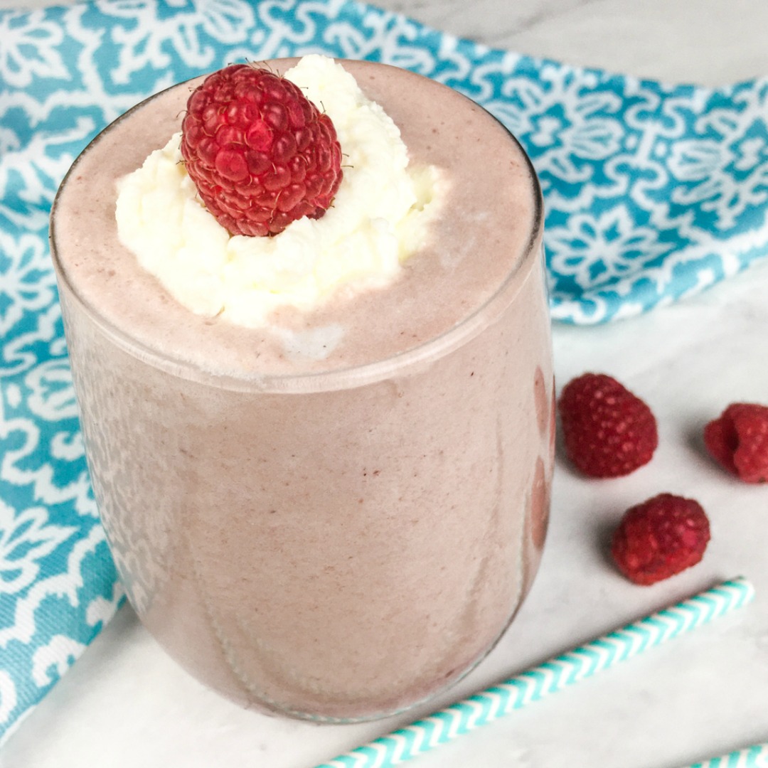 Strawberry #Smoothie is 𝐣𝐮𝐬𝐭 𝐎𝐍𝐄 𝐨𝐟 𝐭𝐡𝐞 𝐫𝐞𝐜𝐢𝐩𝐞𝐬 𝐢𝐧𝐜𝐥𝐮𝐝𝐞𝐝 𝐢𝐧 𝐦𝐲 #ketof𝐫𝐢𝐞𝐧𝐝𝐥𝐲 𝐁𝐫𝐞𝐚𝐤𝐟𝐚𝐬𝐭 #𝐞𝐂𝐨𝐨𝐤𝐛𝐨𝐨𝐤!⁣
Included: food list, recipe card, weekly meal plan and grocery store list. ⁣
⁣walkingonsunshinerecipes.com/wos-ebook-shop/⁣
⁣