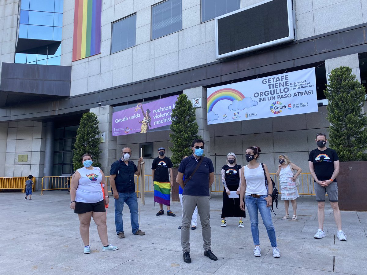 GaytafeRadio's tweet photo. Hoy hemos tenido la Conventración virtual del #Orgullo2020 #Getafe y leímos el Manifiesto desde la puerta del @aytogetafe #GetafeTieneOrgullo https://t.co/SvQj8Ks2nX