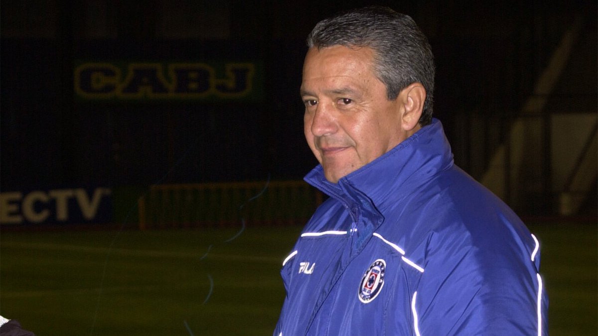 CruzAzul's tweet photo. Hace 19 años hacíamos el reconocimiento de cancha en La Bombonera, para la final de la Copa Libertadores 2001, ante @BocaJrsOficial . 🤩💙 https://t.co/6EC84PFZPu