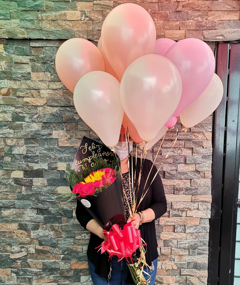 FloreriaPalermo's tweet photo. Ramo y globos perlados especialmente para tí. #QuedateEnCasa nosotros las enviamos. @painalton_bm  #CEDAadomicilio https://t.co/tmX7zJyhw3