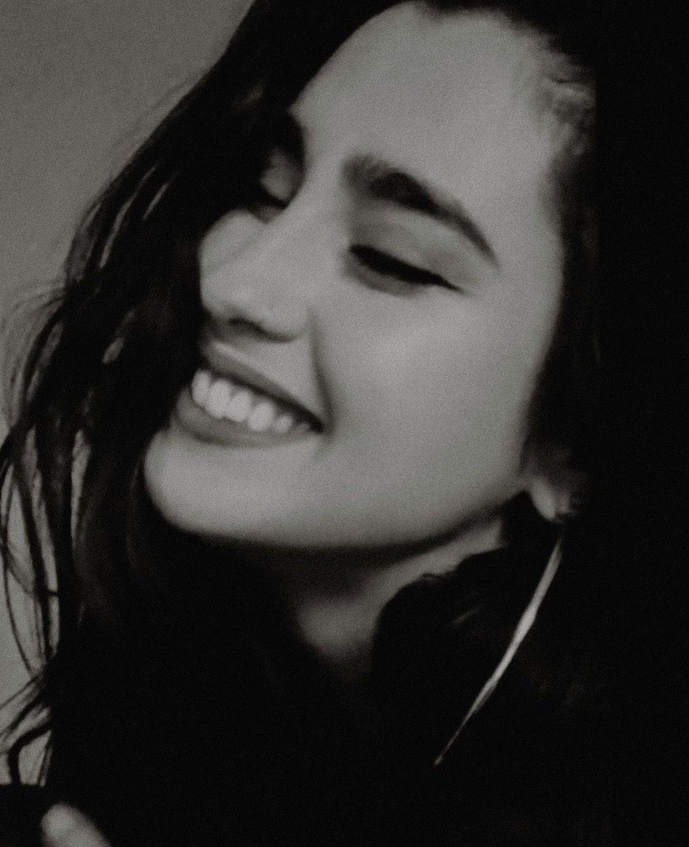 dinahsjust's tweet photo. todo lo que hacemos vale la pena cuando veo su sonrisa, me pone muy soft gente

#FelizCumpleañosLauren HAPPY BIRTHDAY LAUREN https://t.co/jM1q3WCvfa