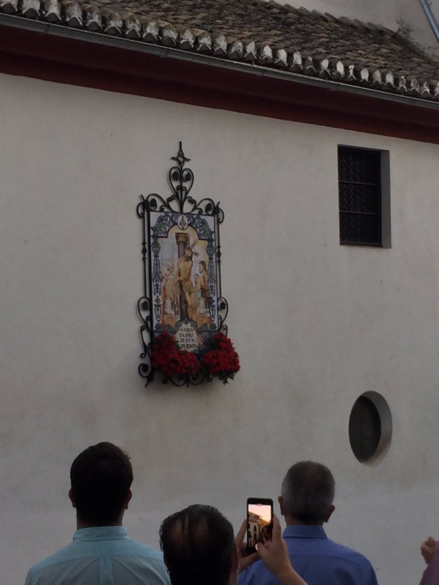 PerdonAurora's tweet photo. Tras la misa de fin de curso ha sido bendecido el azulejo de Nuestro Padre Jesús del Perdon, donado por su cuadrilla de costaleros. El mismo ha sido realizado por Rafael Reina y se encuentra en la fachada del Convento de San Gregorio Betico. https://t.co/fJOJiz2oQg
