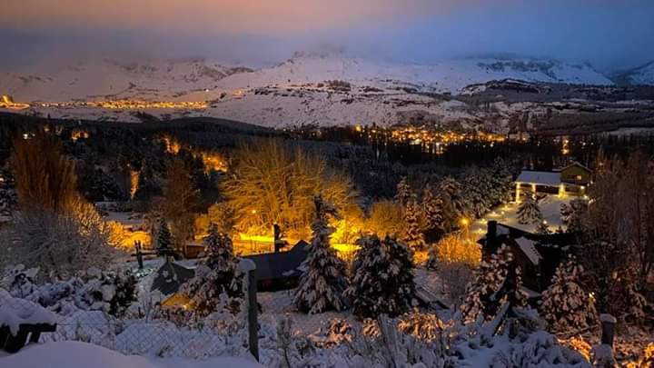 Lentamente el dia se transformó en otra noche blanca y las luces le ponen color a San Martin de los Andes.
Fotos: Laura Rubin