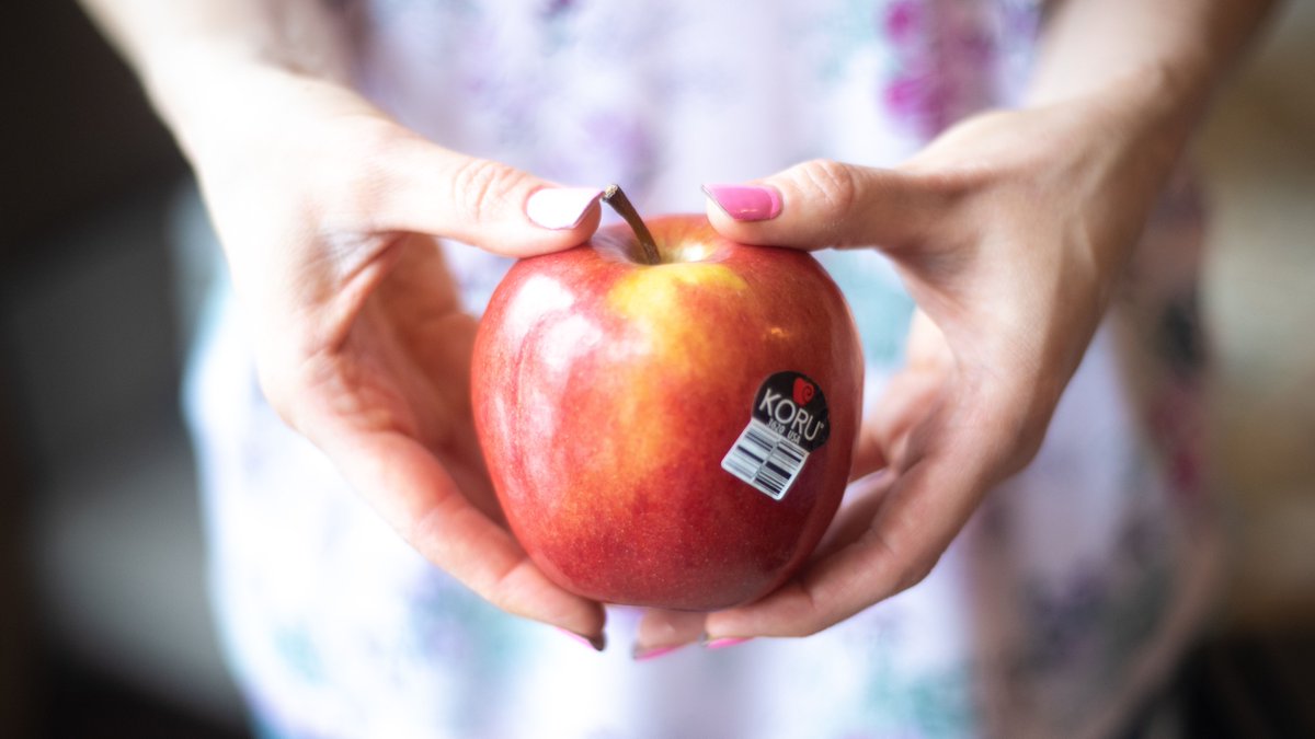 koruappleusa's tweet photo. Our go-to snack.❤️ How could you resist an apple this beautiful?! #KORUApple #EscapeOrdinary https://t.co/NNWeVh9qIS