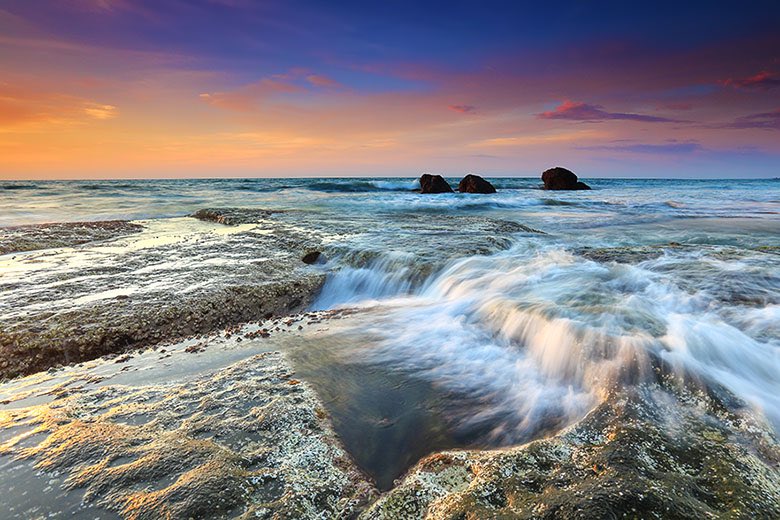 10. Kudat Pekan Kudat pada tahun 1890Kaum Rungus merupakan penduduk asal Kudat sebelum kedatangan kaum-kaum lain. Kudat dipanggil sebagai “tonjung Berungus” atau disebut juga sebagai Tambarungus.