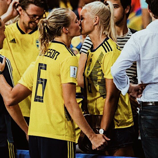 maiteporter's tweet photo. Siempre (hoy también) es buen momento para recordar la imagen más bella que nos dejó la #FIFAWWC19.
💜💙💚💛🧡❤️ https://t.co/UTWGe85hV4