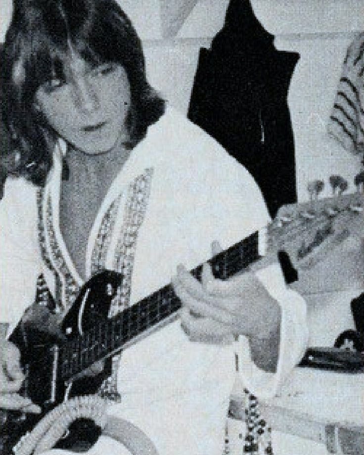 jessbythebsb's tweet photo. #repostfromIG (new pic?) 
David on guitar 💖💖🎸#DavidCassidy #pinterest #noonecouldplaylikehim https://t.co/wNSTyfND93