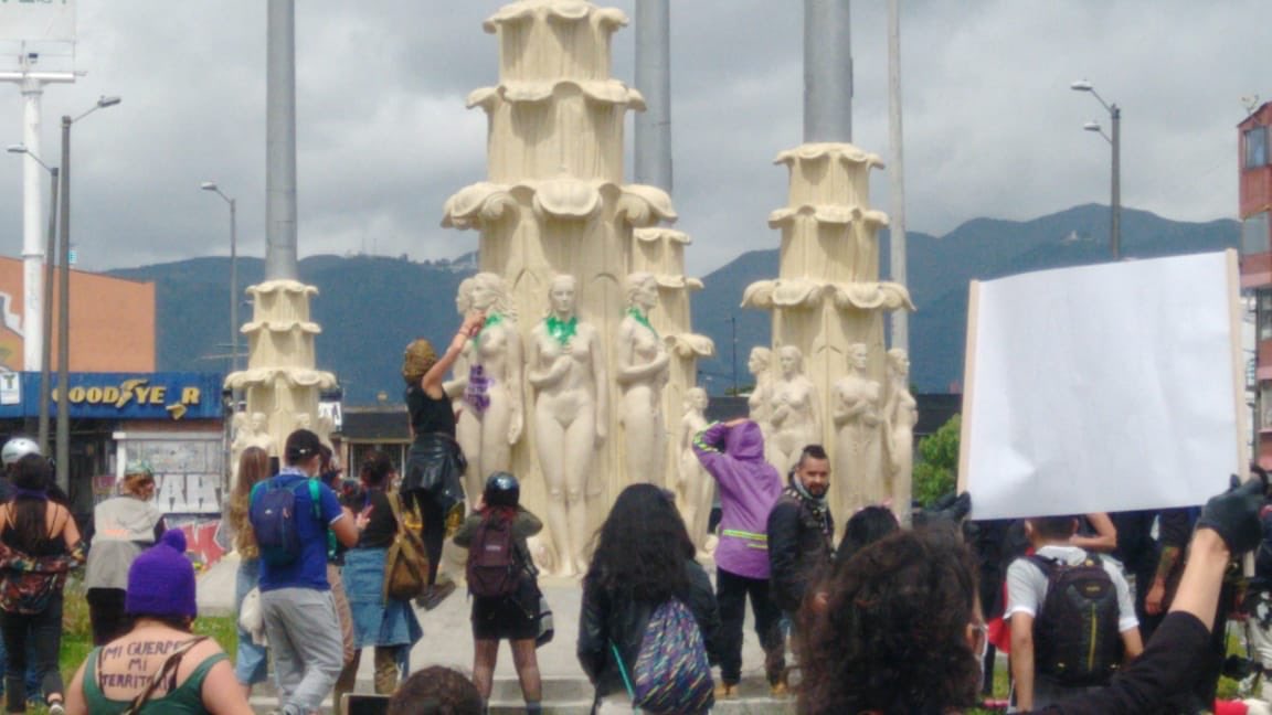 JulianDRinconS's tweet photo. ¿Que tal estas malparidas? 

Pintense el culo, las tetas o el orto.
Pero es indignante que nos gastemos miles de millones en reparar el monumento de Banderas para que se lo caguen con maricadas. https://t.co/WtUba2yJSB