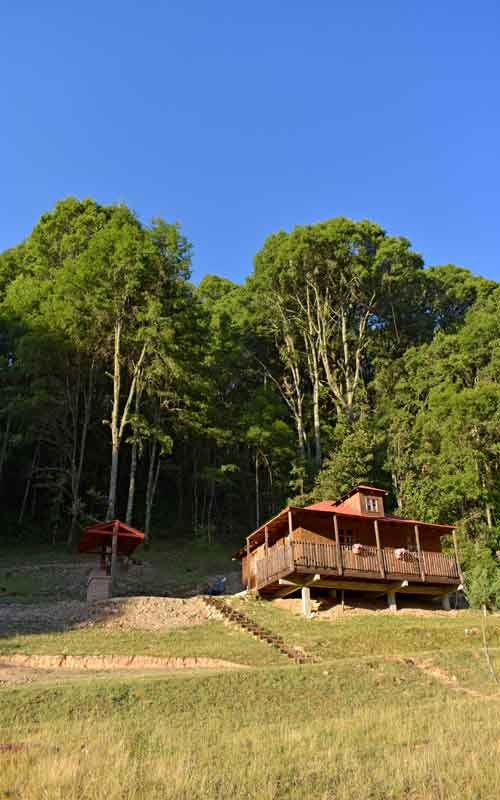 QroTravel's tweet photo. 🌲🌳 Si bien todos los sitios turísticos naturales aún permanecen cerrados, pasar un fin de semana en cabañas Las Ovejas, a pocos minutos de la cabecera municipal de San Joaquín, conquistará tus ganas de aire puro, de olor a bosque y desconectarte de la ciudad.

#NosVemosPronto https://t.co/oGW6jscRWE