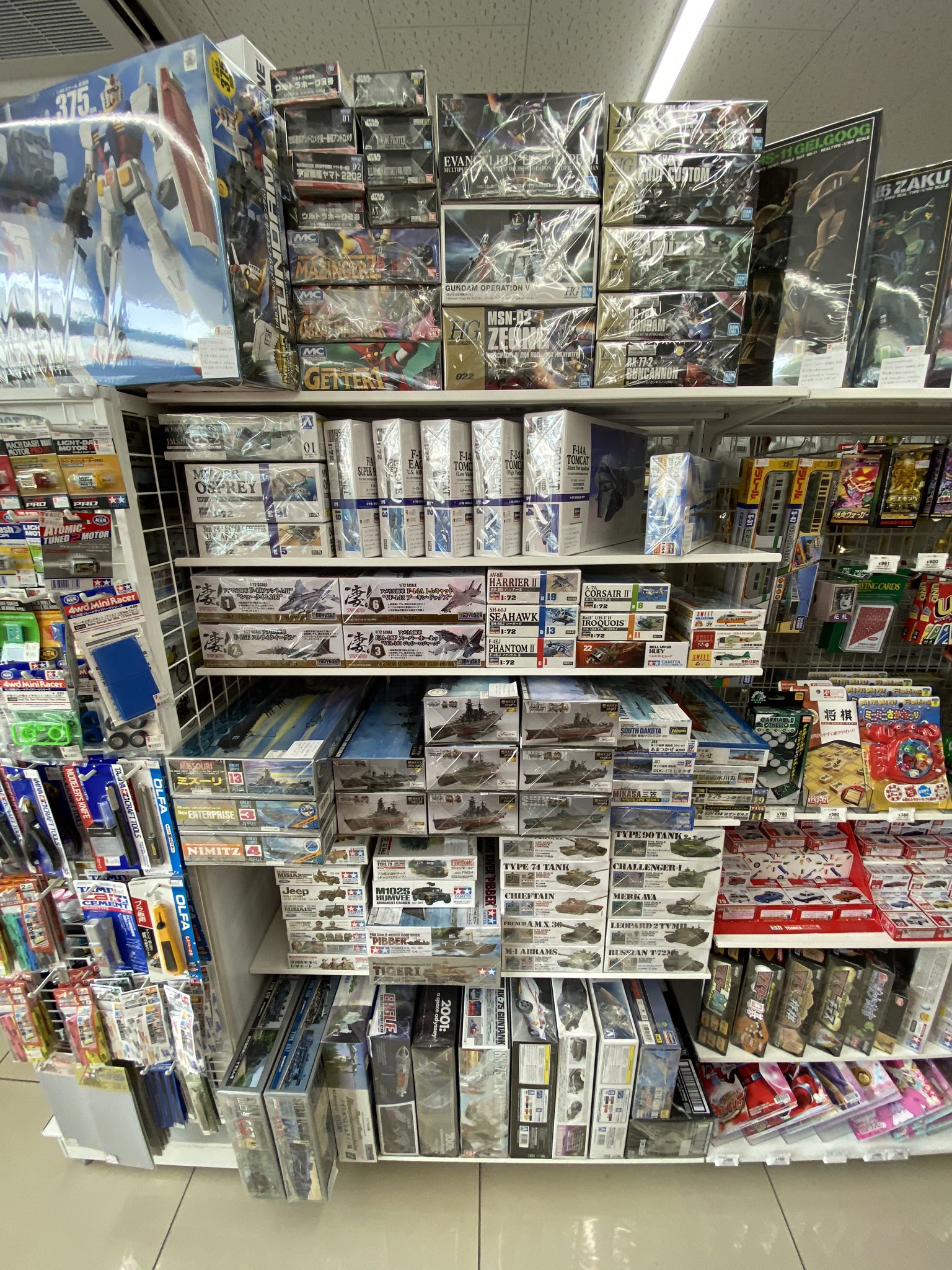 Cb 実家に行った帰りに プラモ屋か と話題のセブンイレブン横浜泉新橋町店に行ってみました 噂通りの品揃え ガンプラのラインナップがリアルタイプシリーズとか旧キットメインなのがガチですね W 皆さんもお近くに行った際には覗いてみてください