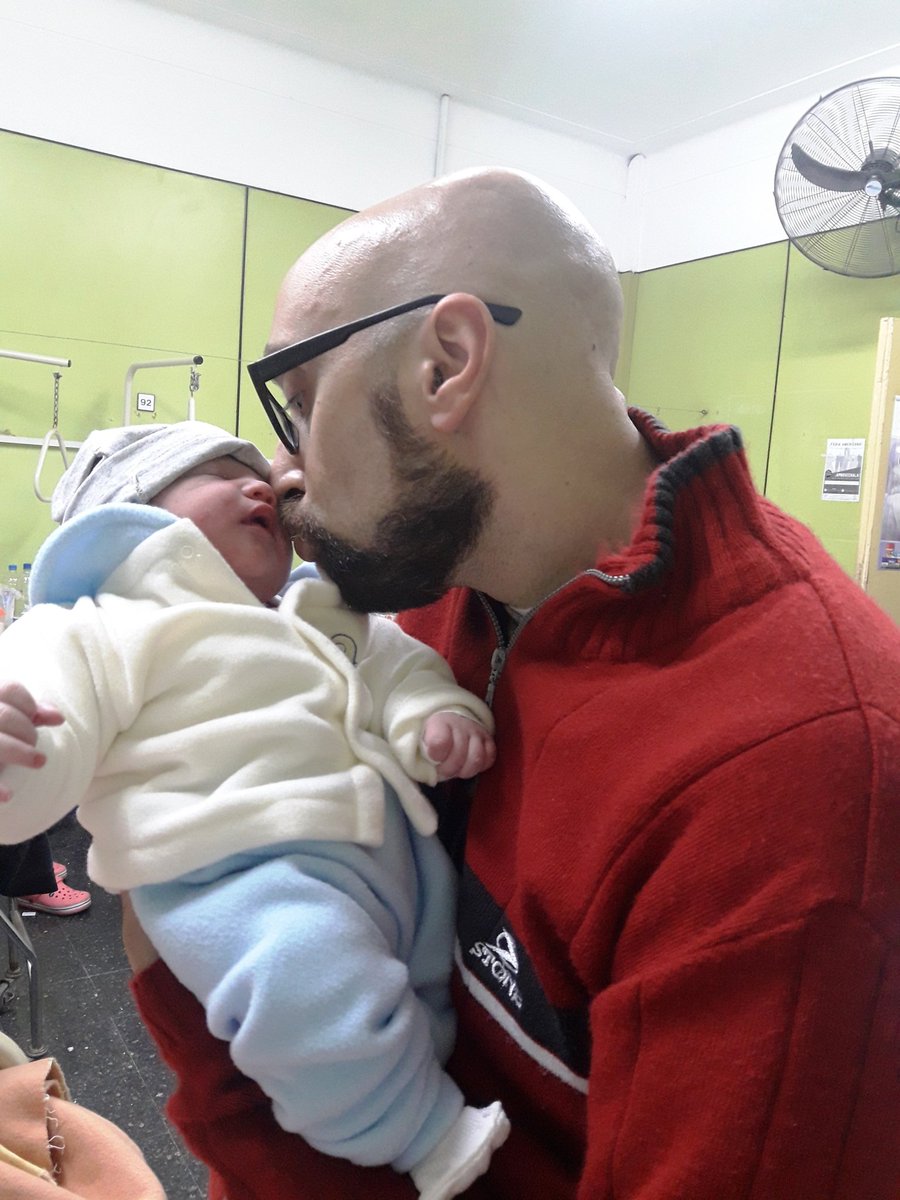 Marci_acade82's tweet photo. 20:34hs. Esta foto tiene 3 años exactos.
Conocía a Pablito, que nacía un par de horas antes. Mi segundo sobrino salía a ver qué onda esto de vivir...
Ese día también descubrí la madraza que es mi hermanita...
Sin dudas de los días más lindos de mi vida.

Feliz cumple para él! 😍 https://t.co/WvnuuBM14P