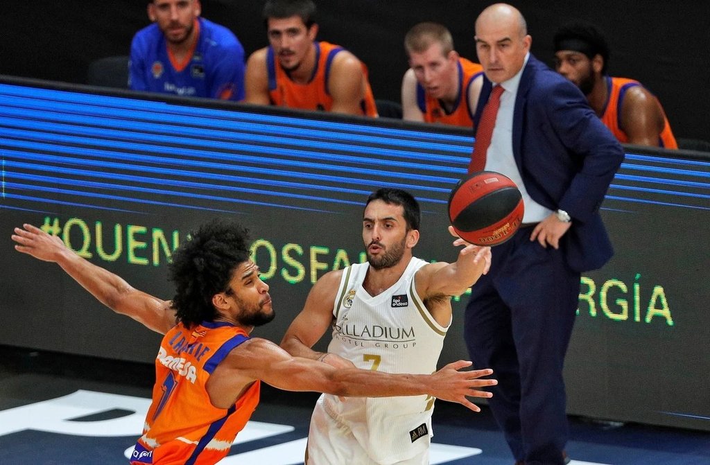 mundo_sports_'s tweet photo. #LigaEndesa | CAMPAZZO EN EL 5 IDEAL 

#FacundoCampazzo (#RealMadrid) y el #exNBA #NikolaMirotic (#Barcelona) #encabezan el #MejorQuinteto de la #Ligaespañola de #básquet 2019-20, en el que también figuran el #esloveno #KlemenPrepelic (#JoventutBadalona), https://t.co/sUHtJTiI89