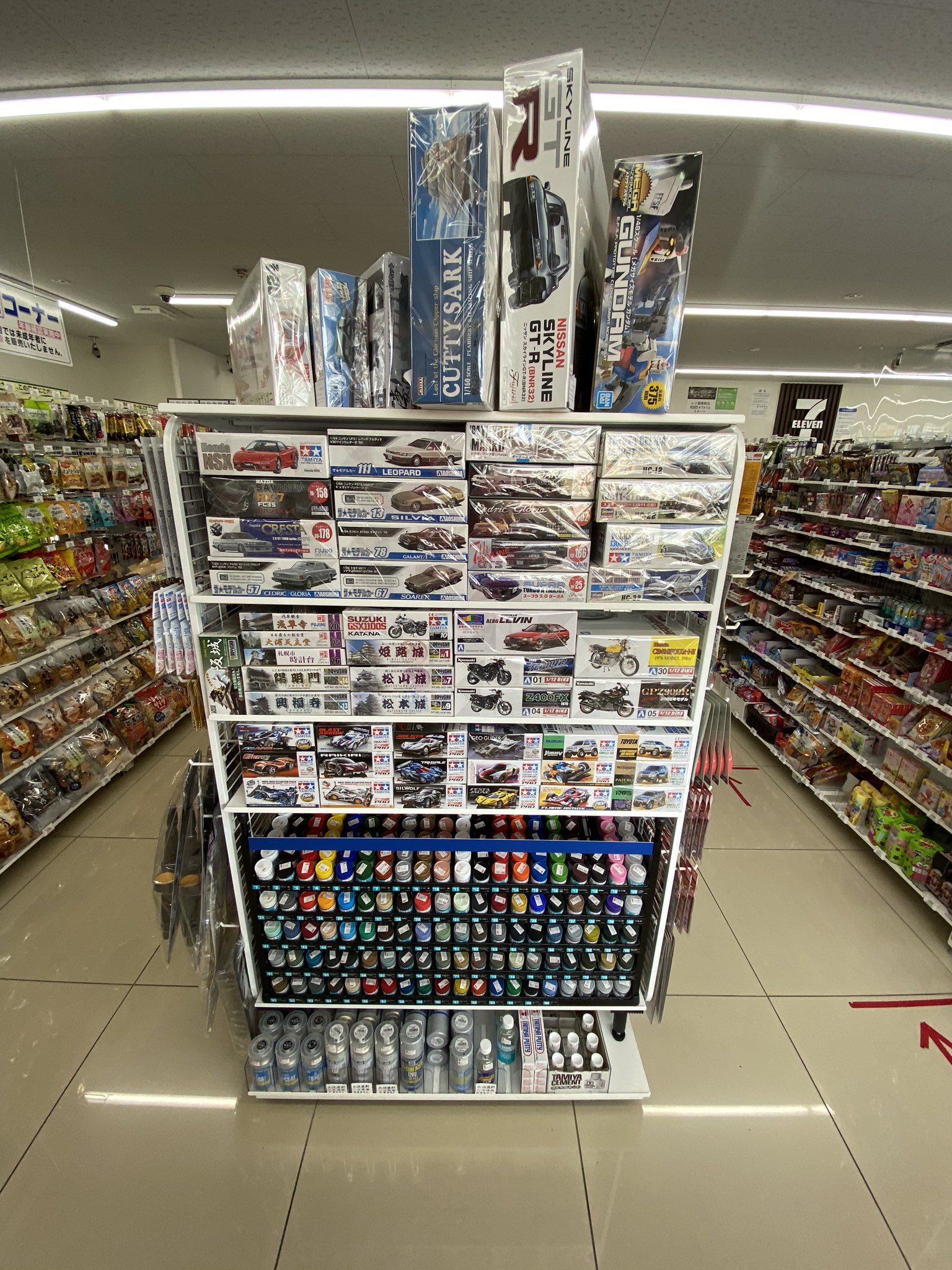 Cb 実家に行った帰りに プラモ屋か と話題のセブンイレブン横浜泉新橋町店に行ってみました 噂通りの品揃え ガンプラのラインナップがリアルタイプシリーズとか旧キットメインなのがガチですね W 皆さんもお近くに行った際には覗いてみてください