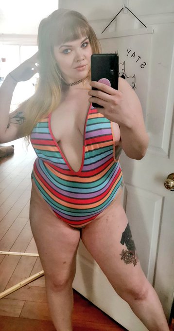 I feel really cute.. and really love donuts. Wanna put something else in my mouth? 😇 https://t.co/Fe