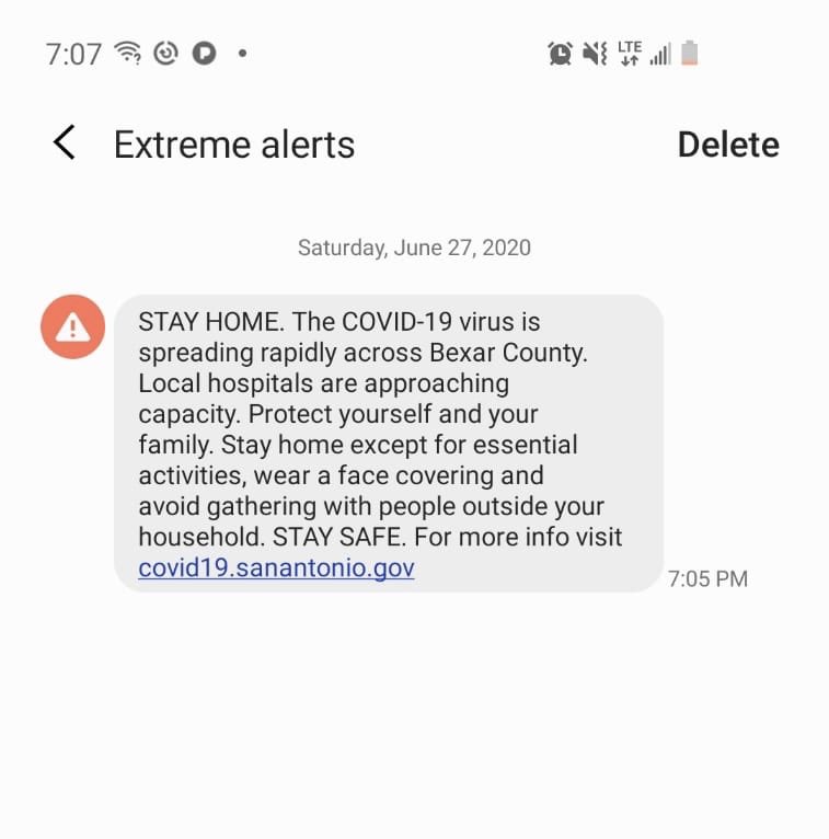 NotiUno's tweet image. AHORA: Envían notificación a ciudadanos de San Antonio en Texas de que se queden en sus casas. Alertan que están llegando al máximo de capacidad para hospitalizar pacientes. Ordenan tener mascarillas o cubiertas faciales todo el tiempo. NotiUno.com