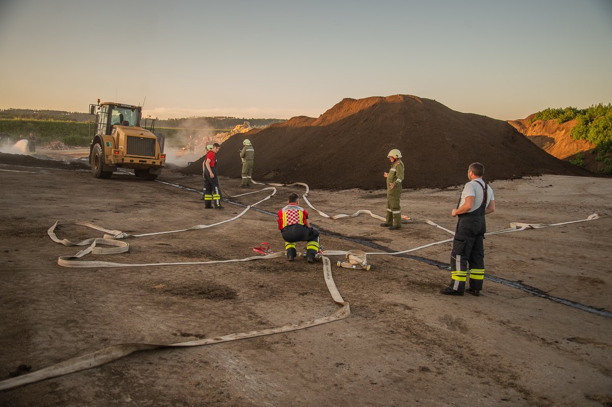 📟 B1-Brandverdacht
📅 27.06.2020
⌚ 18:41 Uhr
🌐 Mülldeponie - Horn
🚒 FF Horn
🚒 FF Breiteneich 
🚒 FF Mödring 
🚒 FF Mühlfeld

⚠️ Vermutlich Brennt Hackguthaufen

#einsatz #presse #einsatzdoku #feuerwehr #122live