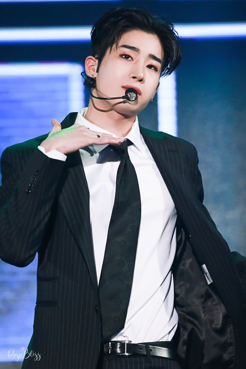 9. seungwoo handsome , LOOK AT HIM IN A SUIT during A-pop performance