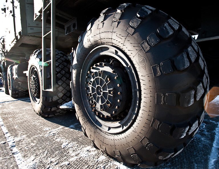 92N6E   Multifunctional radar  Range:   400Km  Tracking: 100 targets at same time