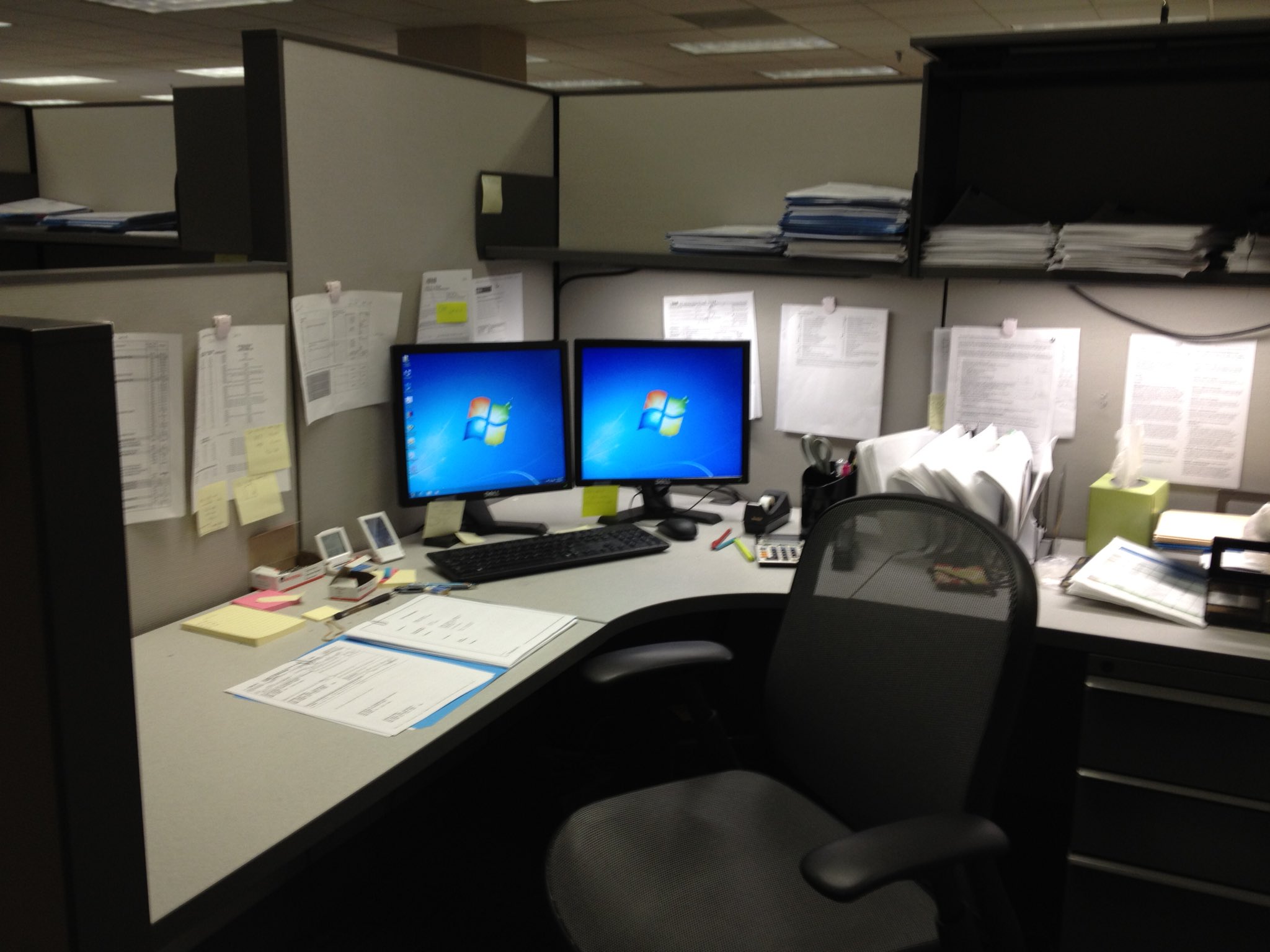 肥和野 佳子 米国のオフィスって昔からこんな感じ キュービクルと呼ばれる個人の仕切りがあって1人のスペースが日本よりずっと広い Covid 19だからと新たについたてを設置する必要がない マネジャー以上は個室だし T Co Psgeuodhig Twitter