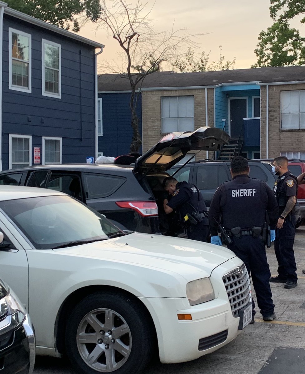 HCSO_NightShift's tweet photo. District 2 deputies responded to an aggravated robbery call at 4505 Aldine Mail. Deputy Pintor located the suspect vehicle and captured 1 of 2 fleeing suspects. Other units caught suspect 2. 2 guns and multiple drugs located in the vehicle. @HCSOPatrol @SheriffEd_HCSO @HCSOTexas https://t.co/UjBEjFPJge