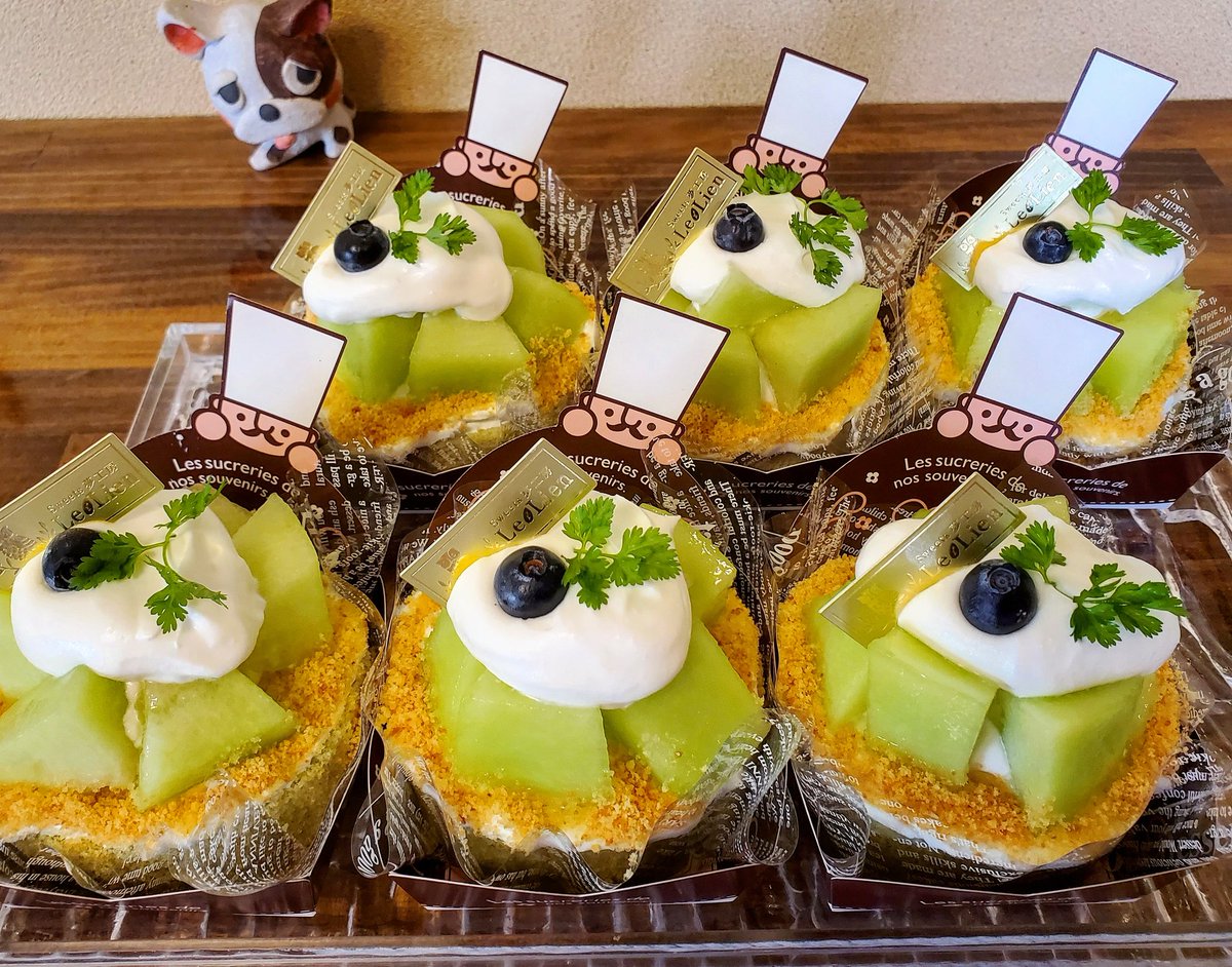 Sweets 夢工房ル リアン こんにちは 川棚の夢工房ルリアンです 本日は メロンのケーキ です 下段はメロン風味のロールケーキ 上にはメロンをたっぷりお乗せしてます シンプルで美味しいケーキですよ 限定商品となっております 夢