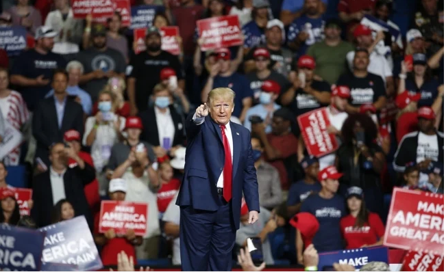 elmananarey's tweet photo. #INTERNACIONAL | Empleados de Trump evitaron cumplir "sana distancia" en mitin.
https://t.co/8qZtxqULCQ https://t.co/pavKFihMTu